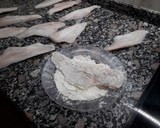 Foto del paso 2 de la receta: Filetes de merluza, patatas y guisantes en salsa verde