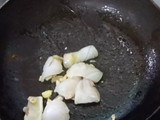 ปลาหมึกผัดใบกระเพราราดหน้าข้าวไข่ดาว