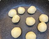 Hình bước làm 2 của món Mochi phủ bột đậu nành - Kinako Mochi (きな粉餅)