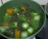 Foto langkah ke 3 dari resep Sayur Bening Daun Kelor Labu.