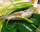 Hình bước làm 4 của món Cá Nục con hấp cuốn bánh tráng