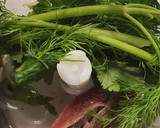 Foto del paso 3 de la receta: Ensalada de espinacas, fresas y salsa de anchoas