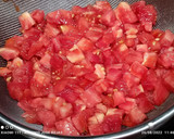 Foto del paso 2 de la receta: Carpaccio de galera, con tartar de tomate y cosas😂😂😂
