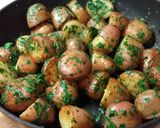 Petrezselymes újkrumpli recept fázis 4 fotója
