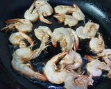 A picture of step 1 of Chilli Garlic Prawns.