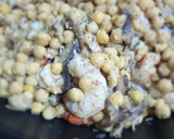 Foto del paso 7 de la receta: Garbanzos salteados con champiñones y gambas a las hierbas provenzales