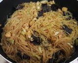 Foto langkah ke 5 dari resep Bihun Jamur Meriah.