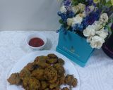 A picture of step 2 of Spanish and onion pakoda.
