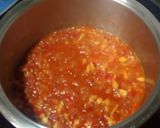 Foto del paso 2 de la receta: Alubias rojas con tomate, espinacas y torreznos de pan