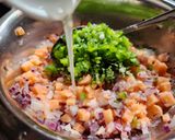 Foto del paso 2 de la receta: Timbal de salmón y camarones con salsa de camarones