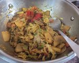 A picture of step 3 of पत्तागोभी,आलू,गाजर की सूखी सब्जी.