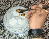 Foto del paso 3 de la receta: Almejas sentadas en tostas de pan en cojín de láminas de queso fresco