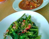 Foto langkah ke 3 dari resep Tumis Kangkung Terasi Pedas.