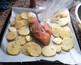 Foto del paso 5 de la receta: Salmón marinado con patatas especiadas al horno