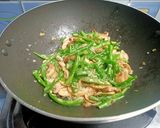 Foto langkah ke 4 dari resep Tumis Kubis Buncis Jamur.