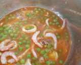 Foto del paso 7 de la receta: Calamares guisados con gambas y guisantes