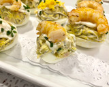 Foto del paso 10 de la receta: Huevos rellenos con gula, aguacate y langostinos