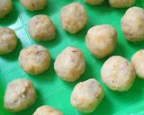 Foto langkah ke 2 dari resep Banana Chocolate Balls.