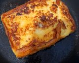 Foto langkah ke 3 dari resep Honey French Toast.