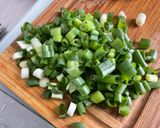 Une image de l'étape 4 de Filets de merlu blanc aux cebettes, citron confit et épices.