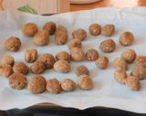 A picture of step 3 of Tamilnadu tea time snack -- crispy crunchy baked uppu cheedai and thattai.