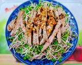 Hình bước làm 5 của món Salad Rau Mầm Trộn Thịt Bò Áp Chảo