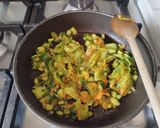 Foto del passaggio 2 della ricetta Fiori di zucca al forno ripieni di zucchine