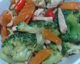 รูปขั้นตอนการทำที่ 4 ของ ผัดไก่ใส่บรอกโคลี