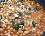 Foto del paso 4 de la receta: Potaje de Cuaresma, con garbanzos, espinacas y bacalao