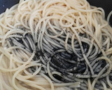 Foto del paso 4 de la receta: Spaghettis negros con gulas y berberechos