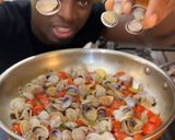Foto del passaggio 6 della ricetta Spaghetti alle vongole