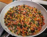 Zöldséges-mazsolás csirkemell recept fázis 3 fotója