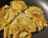A picture of step 4 of Lunchbox Mealsʕ·͡ᴥ·ʔ:Fishcake omelette with Shrimpballs.