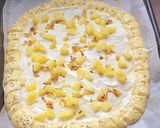 صورة لخطوة 2 من وصفة بيتزا بالصلصة البيضاء والتيركي🍕🍕