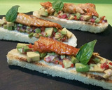Foto del paso 4 de la receta: Tostadas con guacamole y caballas en escabeche