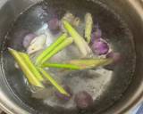 ต้มยำปลาทูสดใบกะเพรา วิธีทำสูตร 2 รูป