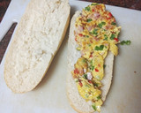 Foto del paso 3 de la receta: Bocadillo de tortilla francesa con jamón, pimiento y cebolla