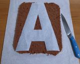 Foto del passaggio 13 della ricetta Alphabeth cake o letter cake con base chiffon cake al cacao