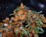 Foto langkah ke 4 dari resep Capcai Sayur Sosis Bakso.