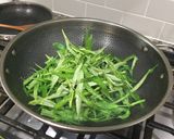 Stir fried water spinach炒空心菜的食譜步驟1照片