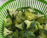 A picture of step 1 of Chinese-Style Broccoli Salad(凉拌西兰花).