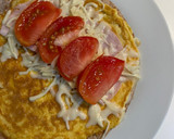 Foto del paso 3 de la receta: Tortipizza: tortita con tortilla francesa, pavo, mozzarella y tomate 💛