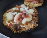 Foto del paso 4 de la receta: Torticas de coliflor a la pizza🍕de cebolla caramelizada🧅, queso crema🧀, tomate🍅