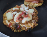 Foto del paso 4 de la receta: Torticas de coliflor a la pizza🍕de cebolla caramelizada🧅, queso crema🧀, tomate🍅