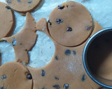 Foto del paso 1 de la receta: Alfajorcitos Con Masa De Dulce De Leche, Chips Y Chocolate