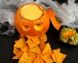 Foto del paso 4 de la receta: Nachos con salsa de queso y guacamole especial Halloween
