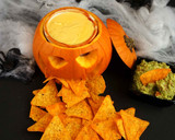 Foto del paso 4 de la receta: Nachos con salsa de queso y guacamole especial Halloween
