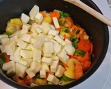 Foto del paso 4 de la receta: Jamoncitos de pollo en salsa de puerros, calabacín y manzana