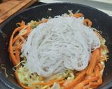 Foto del paso 3 de la receta: Fideos de arroz con verduras salteadas, huevo y salsa de cacahuete