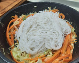 Foto del paso 3 de la receta: Fideos de arroz con verduras salteadas, huevo y salsa de cacahuete